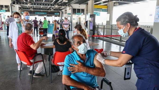 İzmir'de İZBAN Halkapınar İstasyonu'nda Kovid-19 aşı uygulanmasına başlandı