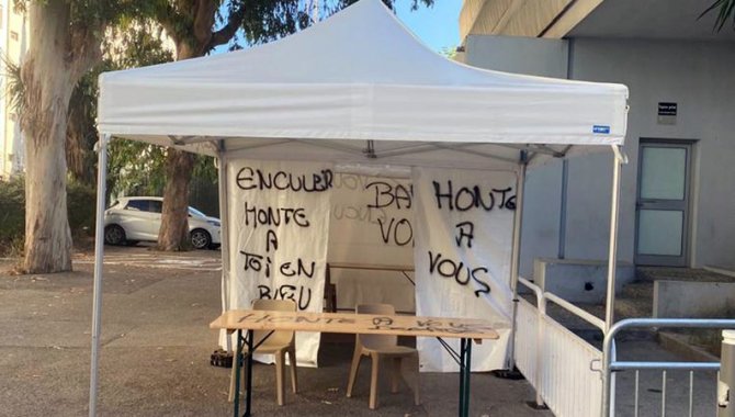 Fransa’da aşı karşıtları Kovid-19 aşı merkezini hedef aldı