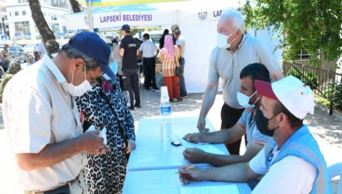 Lapseki'de eski belediye binası önünde Kovid-19 aşı uygulanmasına başlandı