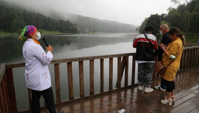 Bolu'da görevli hemşire, Gölcük Tabiat Parkı'nda hoparlörle "Kovid-19 aşısı" çağrısı yaptı