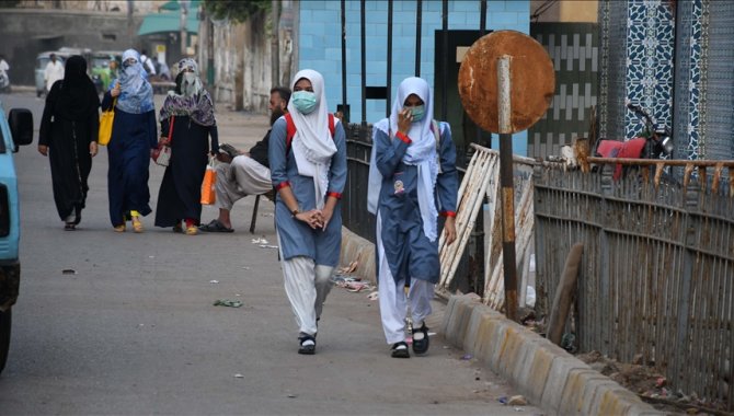 Pakistan'da Kovid-19 testlerinin pozitif çıkma oranı son 4,5 ayın zirvesinde