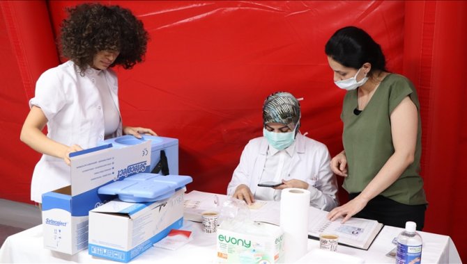 Sağlıkçılar doğu ve güneydoğuda Kovid-19 aşısında ön yargıları yıkmak için mesailerini artırdı