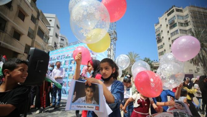 Gazzeli çocuklar İsrail saldırılarında yaşamını yitiren arkadaşlarını gökyüzüne balon bırakarak andı
