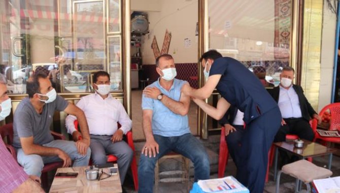 Sağlık ekipleri kahvehaneleri dolaşarak ikna ettikleri vatandaşlara Kovid-19 aşısı yapıyor