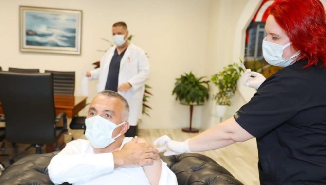 Kırklareli Valisi Bilgin, Kovid-19 aşısının 3. dozunu yaptırdı