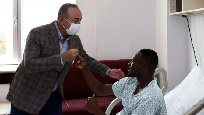 Dışişleri Bakanı Çavuşoğlu, kalp spazmı geçiren Alanyasporlu futbolcu Babacar'ı ziyaret etti
