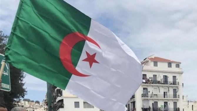 Cezayir'de Kovid-19 aşısını teşvik için cami önlerine stant kuruldu