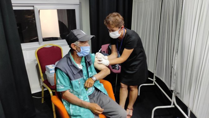 Beyoğlu'nda yerinde aşı uygulaması yapılıyor