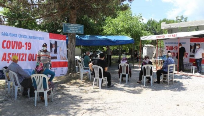 Adana'da sağlık ekipleri yaylalardaki vatandaşlara Kovid-19 aşısı yaptı