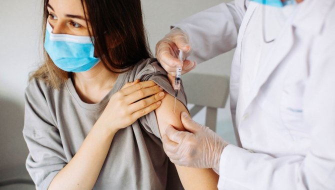 Yunanistan'da sağlık çalışanlarına Kovid-19 aşısı olma zorunluluğu getiriliyor