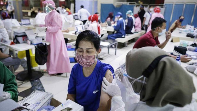Endonezya'da Kovid-19 vakalarındaki artış, merkeze uzak bölgelerde bakım hizmetlerinde sıkıntılara yol açıyor