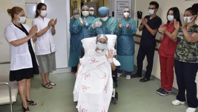 Muğla'da Kovid-19'u yenen 60 yaşındaki hasta  alkışlarla taburcu edildi