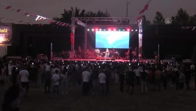 Adana'da sağlık çalışanlarına vefa konserinde, İlkay Akkaya sahne aldı