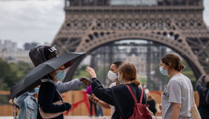 Fransa’da Kovid-19 aşı zorunluluğu ve sağlık ruhsatı uygulaması karşıtlarından Danıştayın önünde protesto