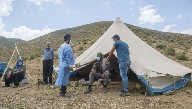 Tunceli'nin sarp dağlarını aşan sağlıkçılar 3 bin rakımlı Sarı Yayla'da göçerleri aşıladı