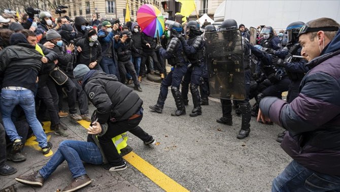 Fransa'da Kovid-19 sağlık kartı karşıtları protesto düzenledi