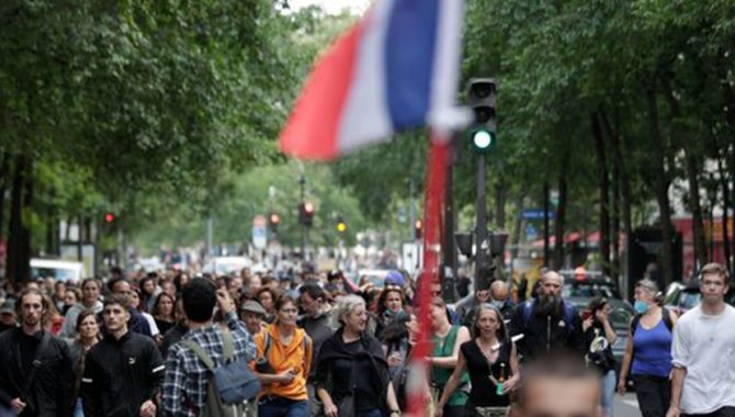 Fransa’da binlerce kişi "aşı zorunluluğu" karşıtı gösteride Macron yönetimini protesto etti