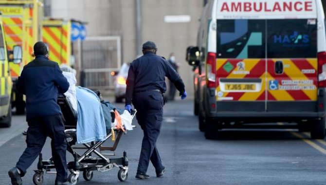 İngiltere'de Kovid-19 nedeniyle "hastaneye yatış sayılarının korkutucu seviyelere ulaşabileceği" uyarısı yapıldı