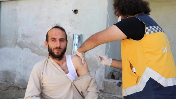 İmam önce aşı yaptırdı sonra mahalle sakinlerini iki dilde yaptığı anonsla aşıya davet etti