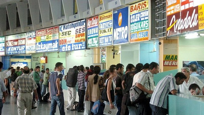 İzmir Şehirlerarası Otobüs Terminalinde bayram öncesi yoğunluk