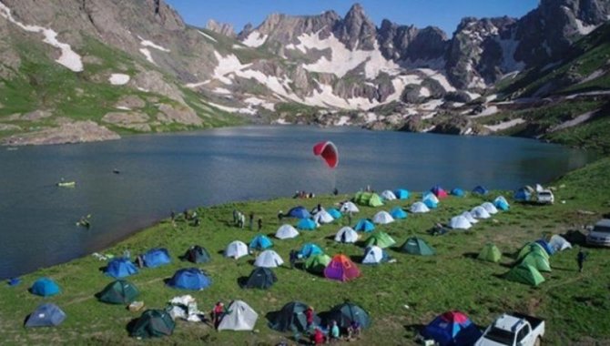 Terörden arındırılan Hakkari'deki Sat Buzul Gölleri'nde renkli festival