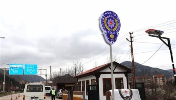 Amasya'da sağlık ekipleri, polis uygulama noktasında isteyenlere Kovid-19 aşısı yapıyor