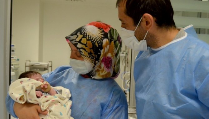 Erzurum'da mide kanaması geçiren bebek, KTÜ Farabi Hastanesindeki tedavisinin ardından sağlığına kavuştu