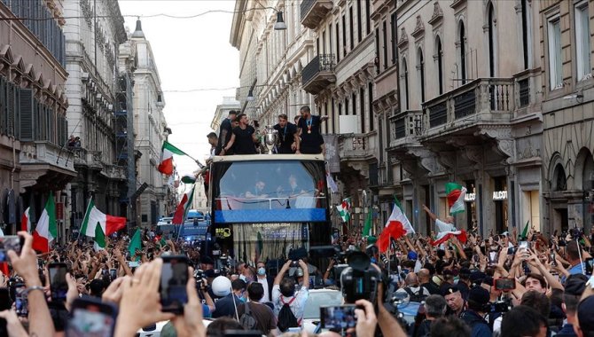 İtalya'da Kovid-19 vakalarındaki artışta Avrupa Şampiyonluğu kutlamalarının etkisi tartışılıyor