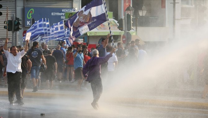 Yunanistan’da aşı karşıtları polisle çatıştı