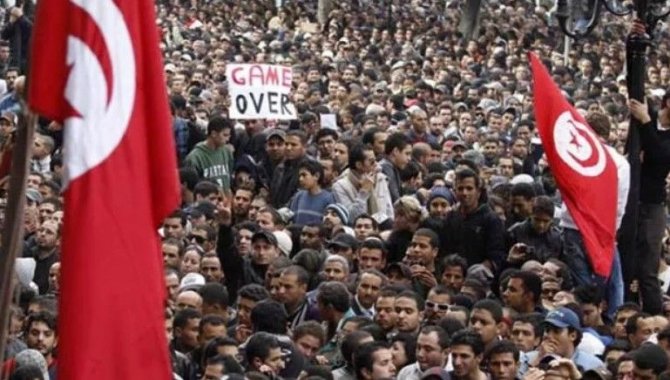 Tunus'ta yüzlerce kişi hükümetin istifasını ve meclisin feshedilmesini istedi