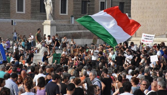 İtalya'da Kovid-19 önlemleri kapsamında çıkarılacak "Yeşil Geçiş" belgesi protesto edildi
