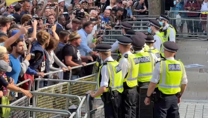 İngiltere'de aşı karşıtlarının protestosuna polis müdahalede bulundu