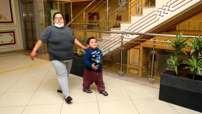 Mutluluğu bulduğu yerde oğluna şifa arıyor