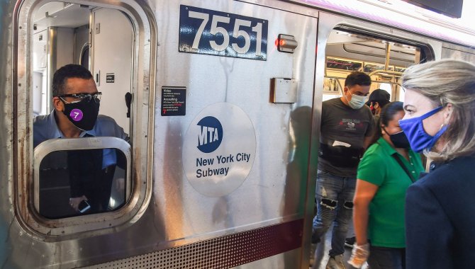 ABD'de sağlık yetkilileri Kovid-19'la mücadelede "iç mekanlarda maske kullanımı" tavsiyesine geri döndü