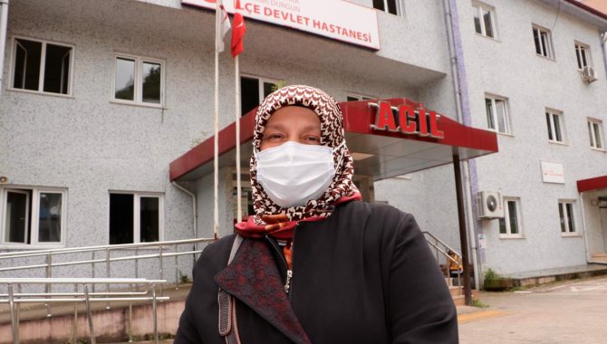 Trabzon'da Kovid-19 aşısı olmak istemeyen kadını, Vali Ustaoğlu ikna etti