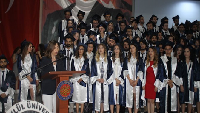 DEÜ Tıp Fakültesinden mezun olan 326 hekim, diploma aldı