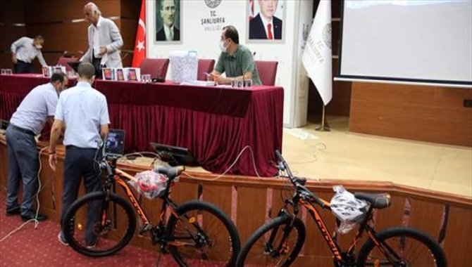 Şanlıurfa'da aşı yaptıran gençlere verilecek hediyeler için ilk kura çekilişi yapıldı