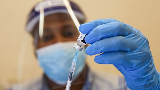 İngiltere'de Kovid-19 aşılarının 60 bin kişinin ölümünü engellediği tahmin ediliyor