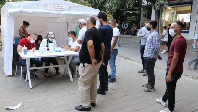 Siirt'te sağlık ekipleri toplumsal bağışıklığı artırmak için gece gündüz aşı hizmeti veriyor