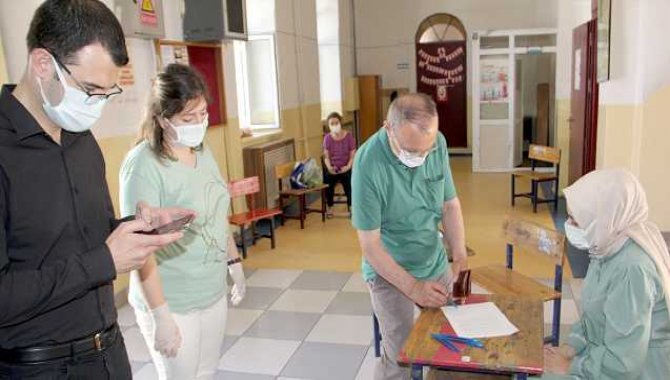 Mavi rengi hedefleyen Sinop'taki aşı merkezlerinde yoğunluk yaşanıyor