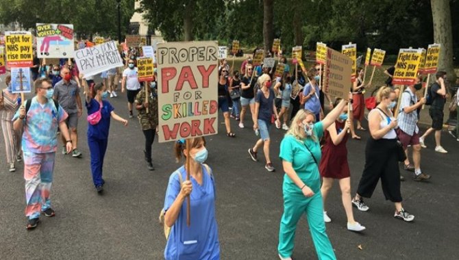 İngiltere'de sağlık çalışanları hükümetin yüzde 3 maaş zammı teklifini protesto etti