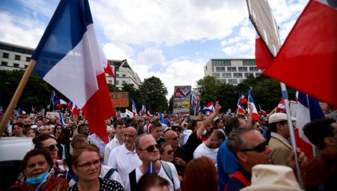Fransa'da yüzbinlerce kişi hükümetin Kovid-19 ile mücadele politikasını protesto etti