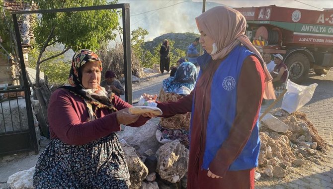 Üniversiteli Reyhan dedesini kaybettiği yangında yaptıklarıyla gönüllere dokunuyor