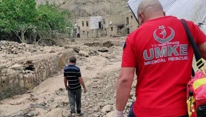 Sağlık Bakanı Koca, Van'da selden etkilenen bölgelerde ekiplerin sağlık taraması yaptığını bildirdi