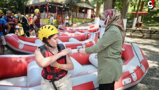 Sağlık ekipleri raftingcileri de aşıladı