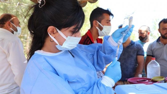 Siirt'te sağlık ekiplerini köyde gören vatandaşlar aşı olmak için kuyruk oluşturdu