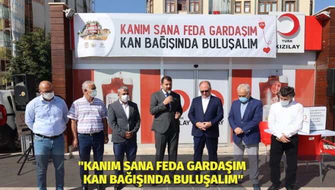 Sivas Valisi Salih Ayhan ve Belediye Başkanı Hilmi Bilgin, kan bağışında bulundu