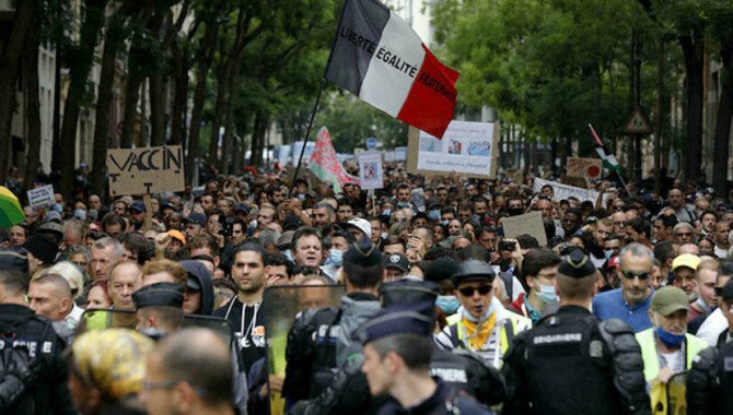 Fransa'da hükümetin Kovid-19 ile mücadele politikası karşıtı gösteriler 6. haftasında devam etti