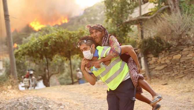 Yaşlı kadını sırtında taşıyan sağlıkçı ile eşinin fotoğrafı herkesi etkiledi