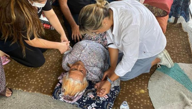Antalya'da yangının tehdit ettiği bölgede fenalaşan kadına ilk müdahaleyi milletvekili Çokal yaptı